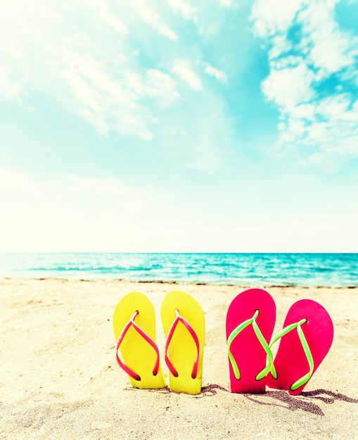 Linha de chinelos coloridos na praia