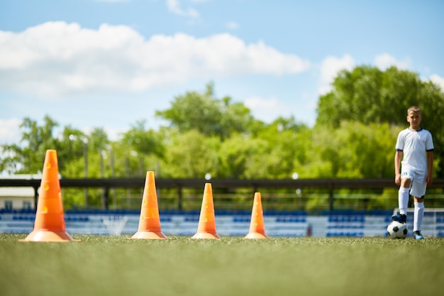 Linha de cones no campo de futebol