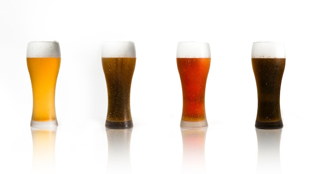 Foto linha de copos de cerveja