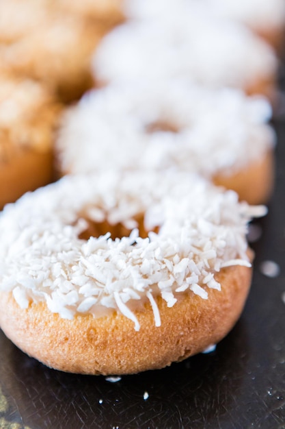 Foto linha de donuts frescos da padaria local.