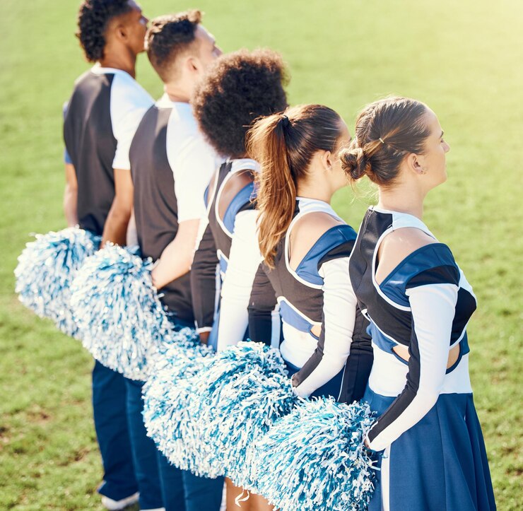 Foto linha de exercícios de líderes de torcida e alunos em uniforme de líderes de torcida no campo externo colaboração de esportes universitários de grupo de atletas e preparação para jogos de torcida prontos para acrobacias de exercícios de torcida e treinamento de equipe