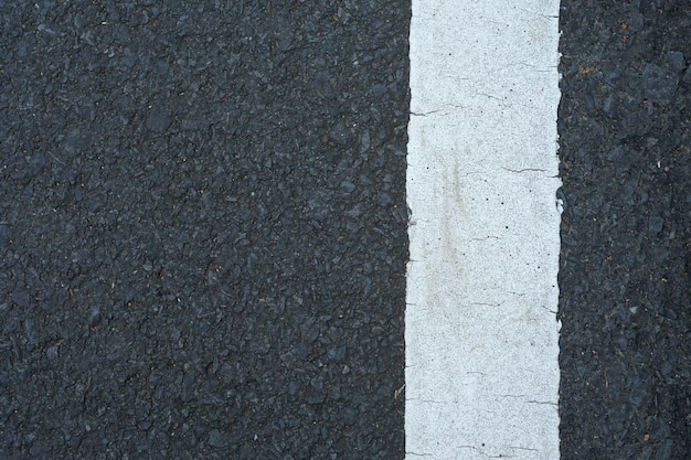 Linha de fundo na superfície da estrada preta