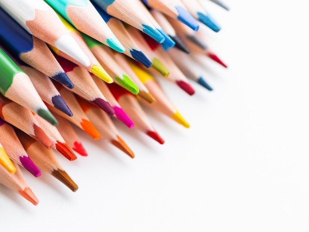 Linha de lápis coloridos em aquarela em branco.