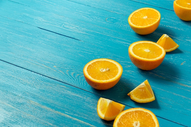 Linha de laranjas frescas, vista superior. Citrinas saudáveis no fundo de madeira azul, vista superior, copyspace.