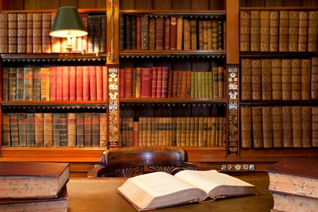 Linha de livros na frente da mesa na biblioteca clássica