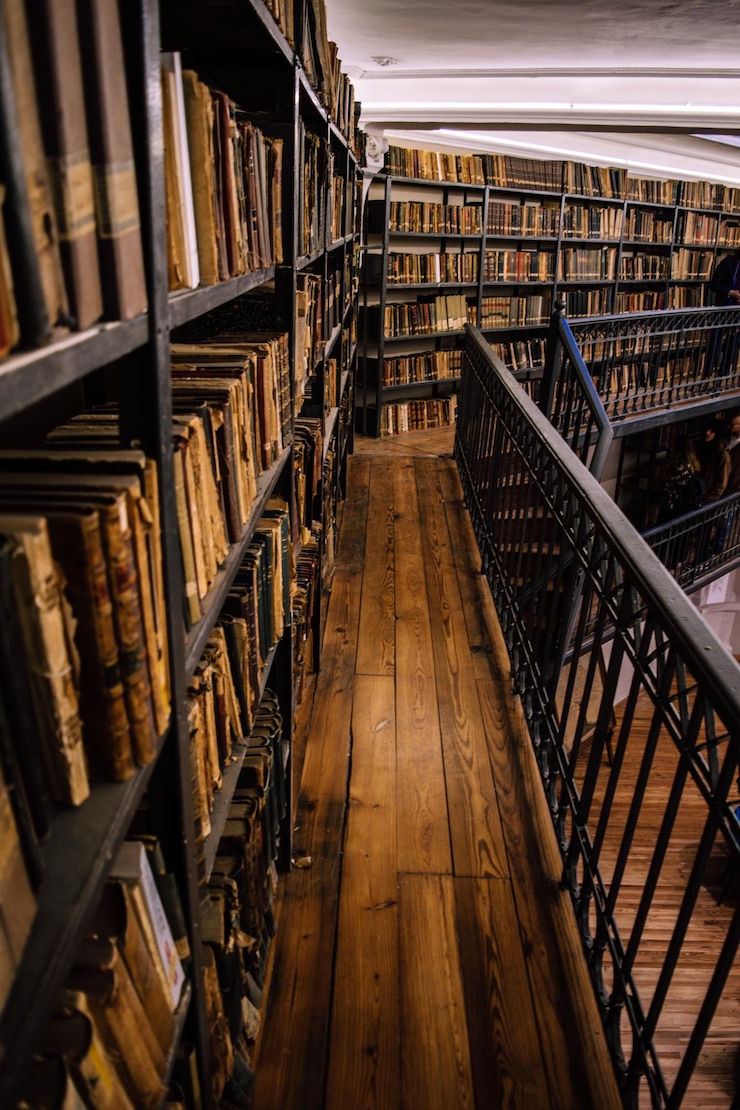 Foto linha de livros no chão de um edifício