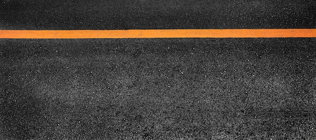 Foto linha de pintura amarela no asfalto preto. fundo de transporte espacial
