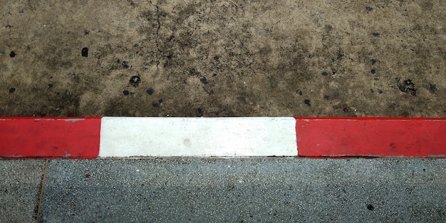Foto linha de piso de tráfego, linha vermelha e branca, não estacione, sinal de trânsito