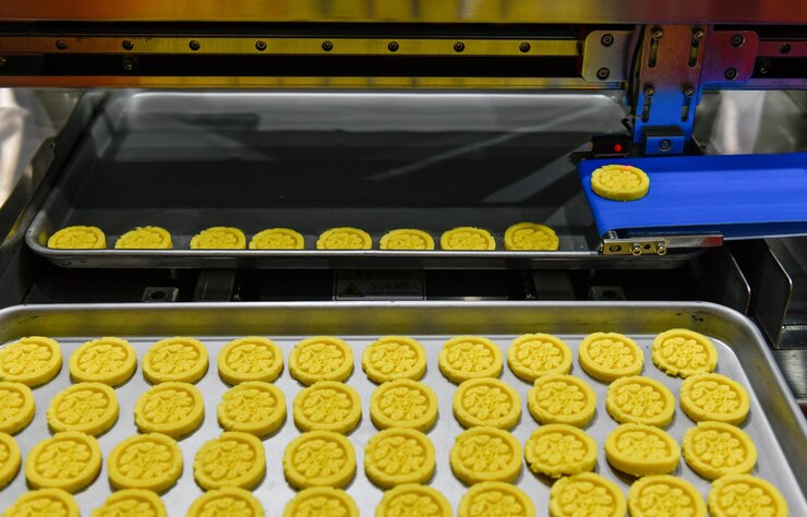 Foto linha de produção automática de lanches de nozes douradas em máquinas de equipamentos de correia transportadora na fábrica