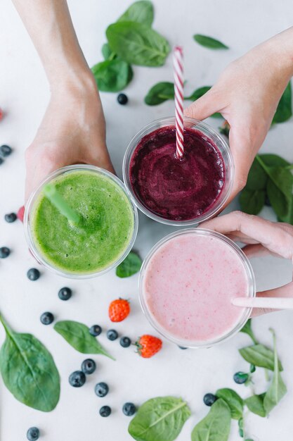 Foto linha de smoothies saudáveis de frutas e vegetais frescos com ingredientes variados