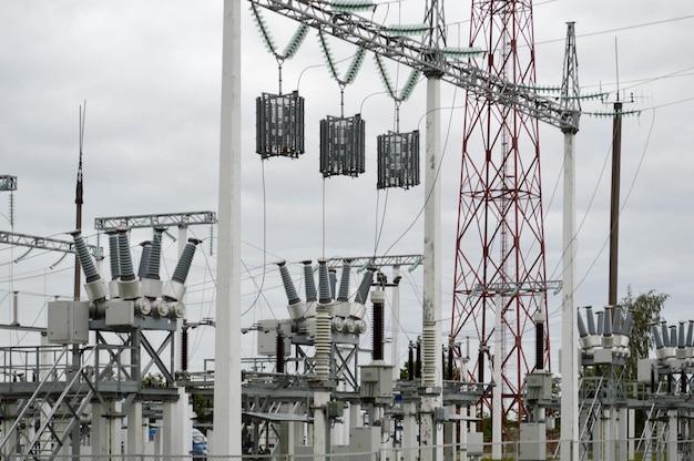 Linha de transmissão de metal com os componentes da rede elétrica do sistema de equipamentos de energia
