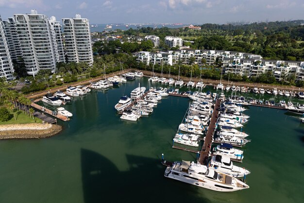 Foto linha de vários iates de luxo no singapore yacht show sentosa