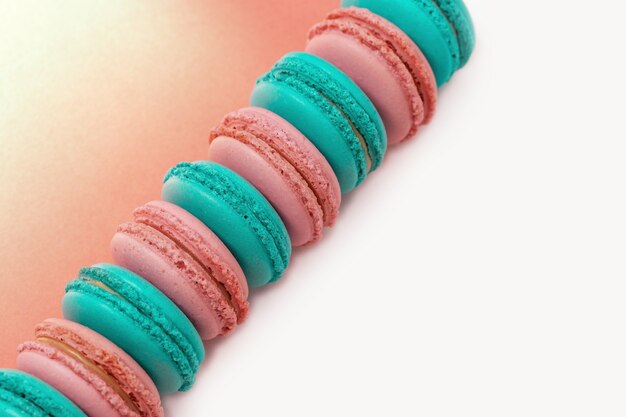 Linha diagonal de macaroons rosa e verde conceitos mínimos cookies delicados de amêndoa