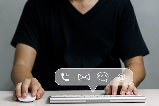Linha direta para suporte ao cliente Entre em contato conosco para conexão de pessoas Empresário usando teclado de computador com endereço de telefone de e-mail e ícones de mensagens de bate-papo