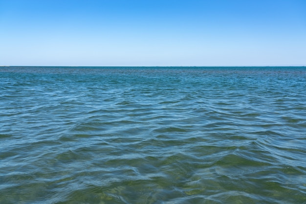 Linha do céu sobre a paisagem do mar