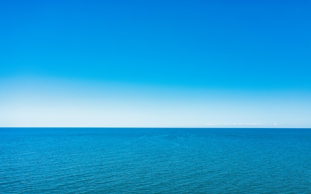 Linha do horizonte céu azul e mar azul Vista de drone