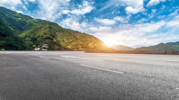 Linha do horizonte da Mountain Forest Expressway