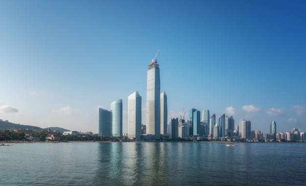 Linha do horizonte da paisagem arquitetônica urbana moderna em Qingdao