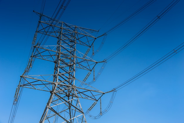 Linha eléctrica de alta tensão da torre da eletricidade 500 kv em tailândia.