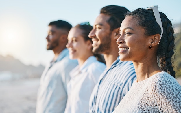 Linha feliz e amigos na praia para o pôr-do-sol juntos para férias de ligação ou liberdade Sorrindo comunidade e pessoas em uma fila no oceano durante as férias para fim de semana divertido ou verão em Bali