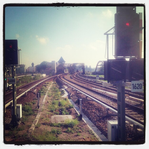 Foto linha ferroviária ao pôr-do-sol