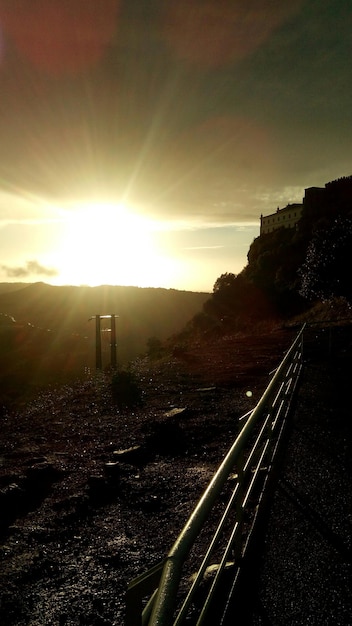 Foto linha ferroviária ao pôr-do-sol