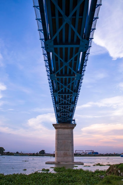 Linha ferroviária de Dhaka a Bhanga Steel Rail Bridge Topo do rio Burigonga em Bangladesh