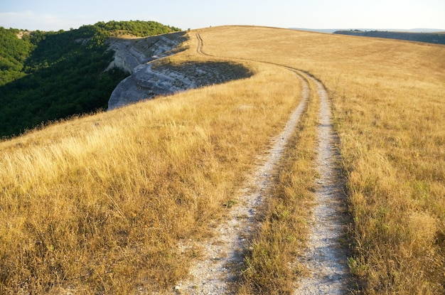 Linha rodoviária e céu profundo