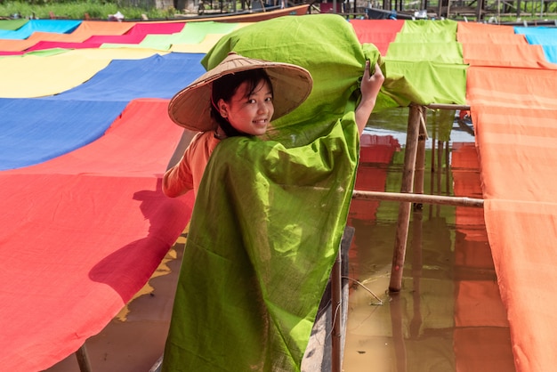 Linha seca birmanesa as telas coloridas feitos a mão dos lótus no lago inle, shan state em myanmar.