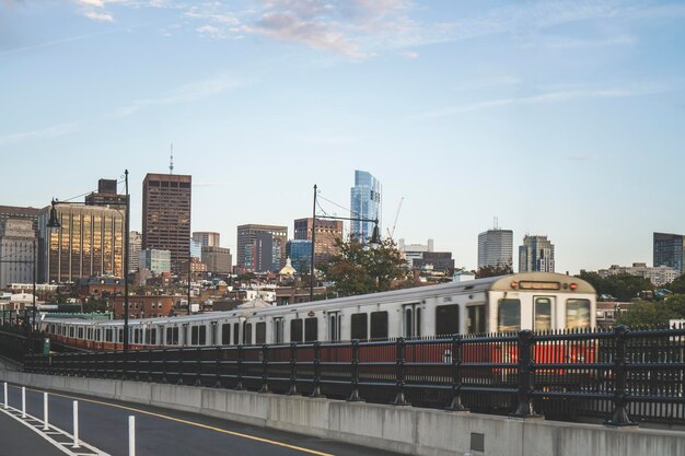 Linha vermelha do metrô de Boston na ponte Longfellow com vista panorâmica de arranha-céus ao fundo