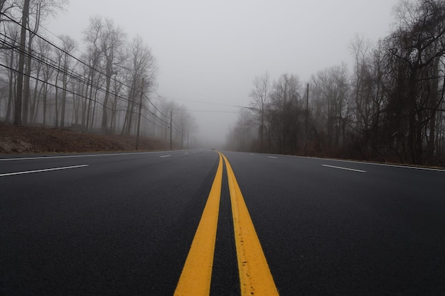 Linhas amarelas na estrada de asfalto suave