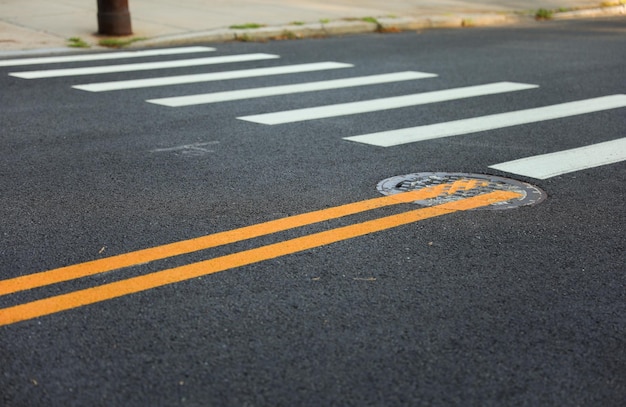 Linhas amarelas nas ruas simbolizam precaução de separação de tráfego e não há zonas de estacionamento melhorando a estrada