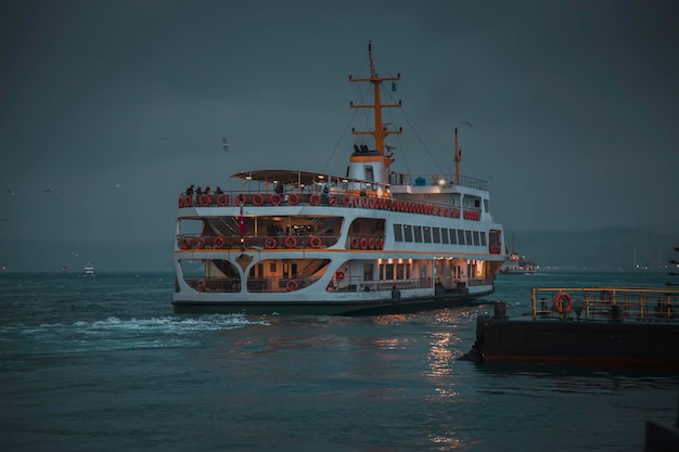 Linhas da cidade vista de barco do Golden Horn Istambul durante um dia chuvoso e sombrio