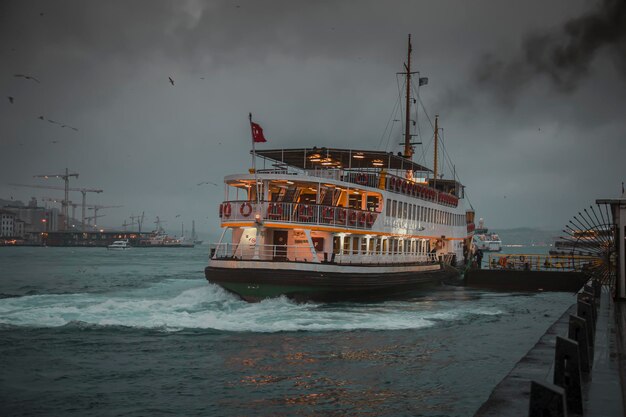 Linhas da cidade vista de barco do Golden Horn Istambul durante um dia chuvoso e sombrio