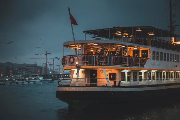 Linhas da cidade vista de barco do Golden Horn Istambul durante um dia chuvoso e sombrio