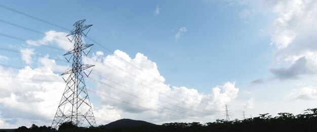 Linhas de alta tensão pela manhã. torre de transmissão de alta tensão.