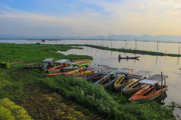 Foto linhas de barcos de pesca ancorados no lago rawa pening