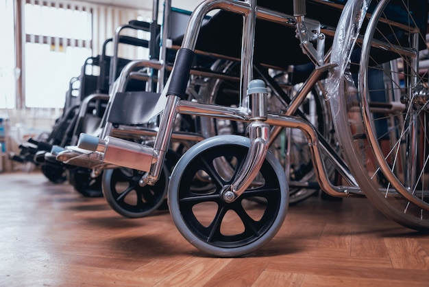 Foto linhas de cadeiras de rodas vazias no hospital