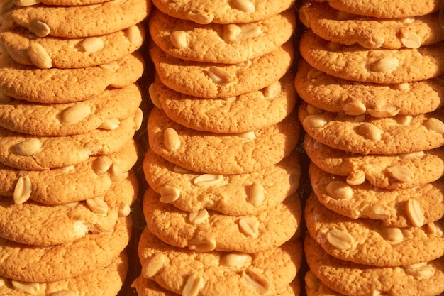 Linhas de deliciosos biscoitos redondos com nozes