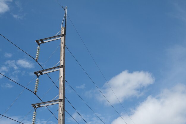 Linhas de energia elétrica no céu