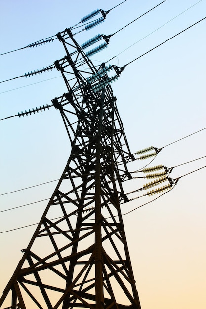 Foto linhas de energia elétrica sombreadas com cores.