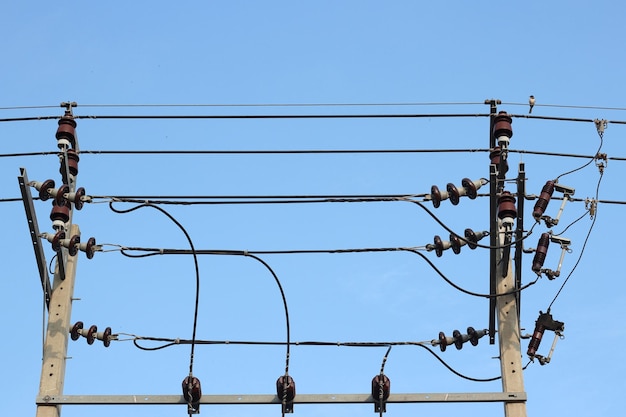 Linhas de energia no poste elétrico