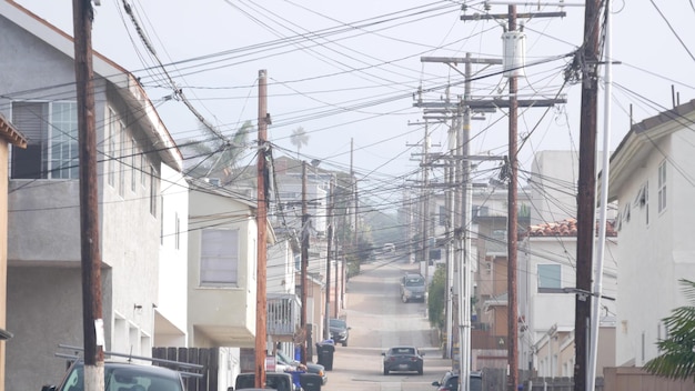 Foto linhas de energia ou fios em polos cidade de califórnia rua eua fornecimento de eletricidade
