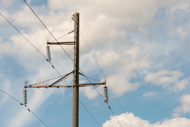 Linhas de energia passando por grandes distâncias para transmitir eletricidade ao usuário final suporte de uma linha de energia aérea