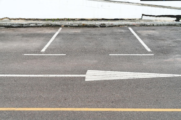 Foto linhas de estacionamento em fundo de asfalto