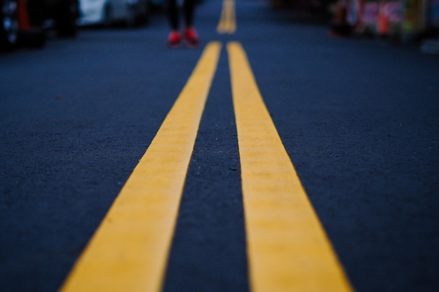 Foto linhas de estrada amarela na rua preta