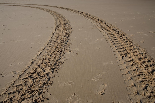 Linhas de forma de trilha de pneu de fundo de marca de pneu de areia em forma de roda de veículo de lama de areia marrom seca