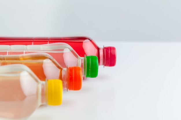 Linhas de garrafas de plástico colorido bebida close-up