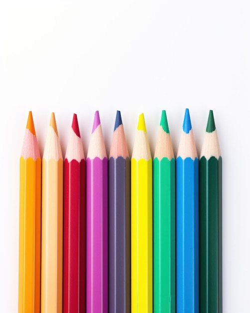 Foto linhas de lápis de cor isoladas em fundo branco