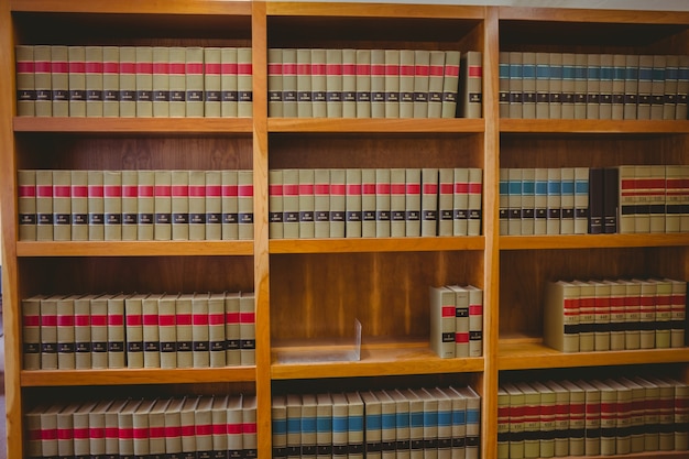 Linhas de livros na biblioteca